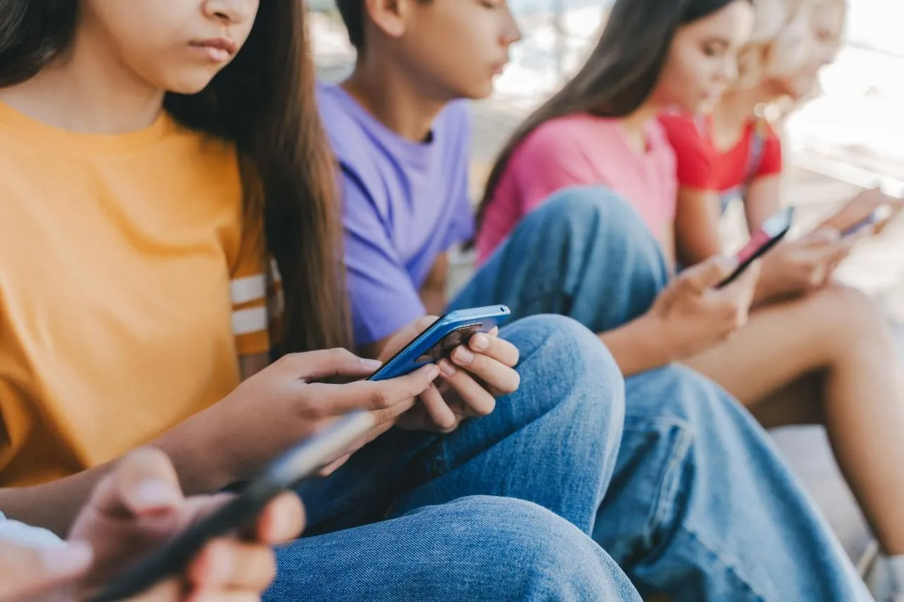 Technológia a tínedžeri: Ako digitálny svet ovplyvňuje ich mentálne zdravie?