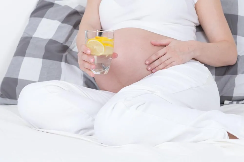 Viete, čo by ste mali piť v tehotenstve?