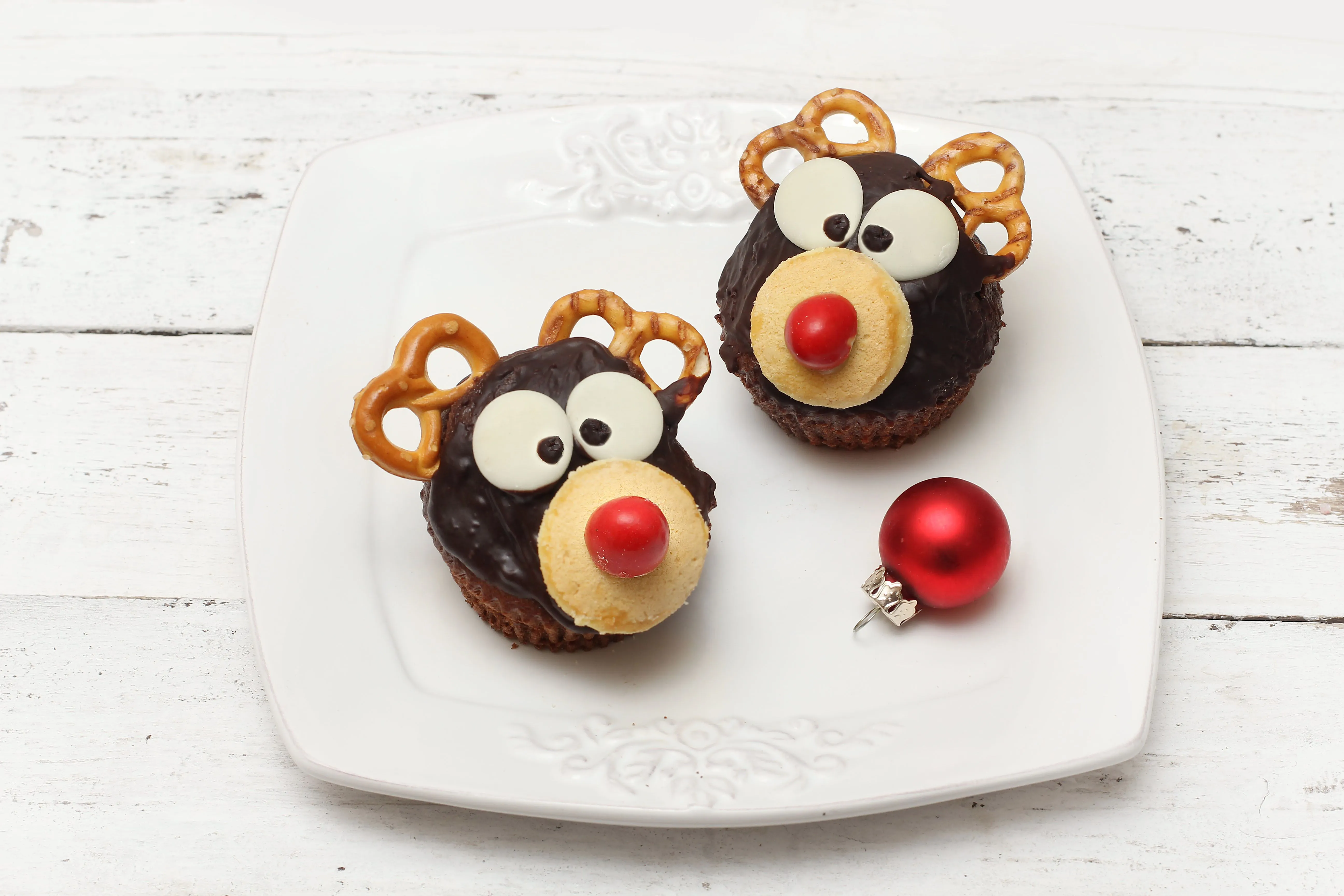 Na obrázku sú čokoládové muffiny v tvare sobíkov.
