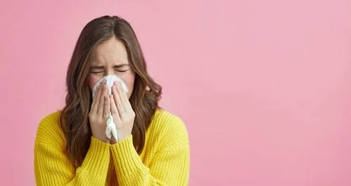 Viete, ako sa líčiť a starať o svoju pleť počas alergie?