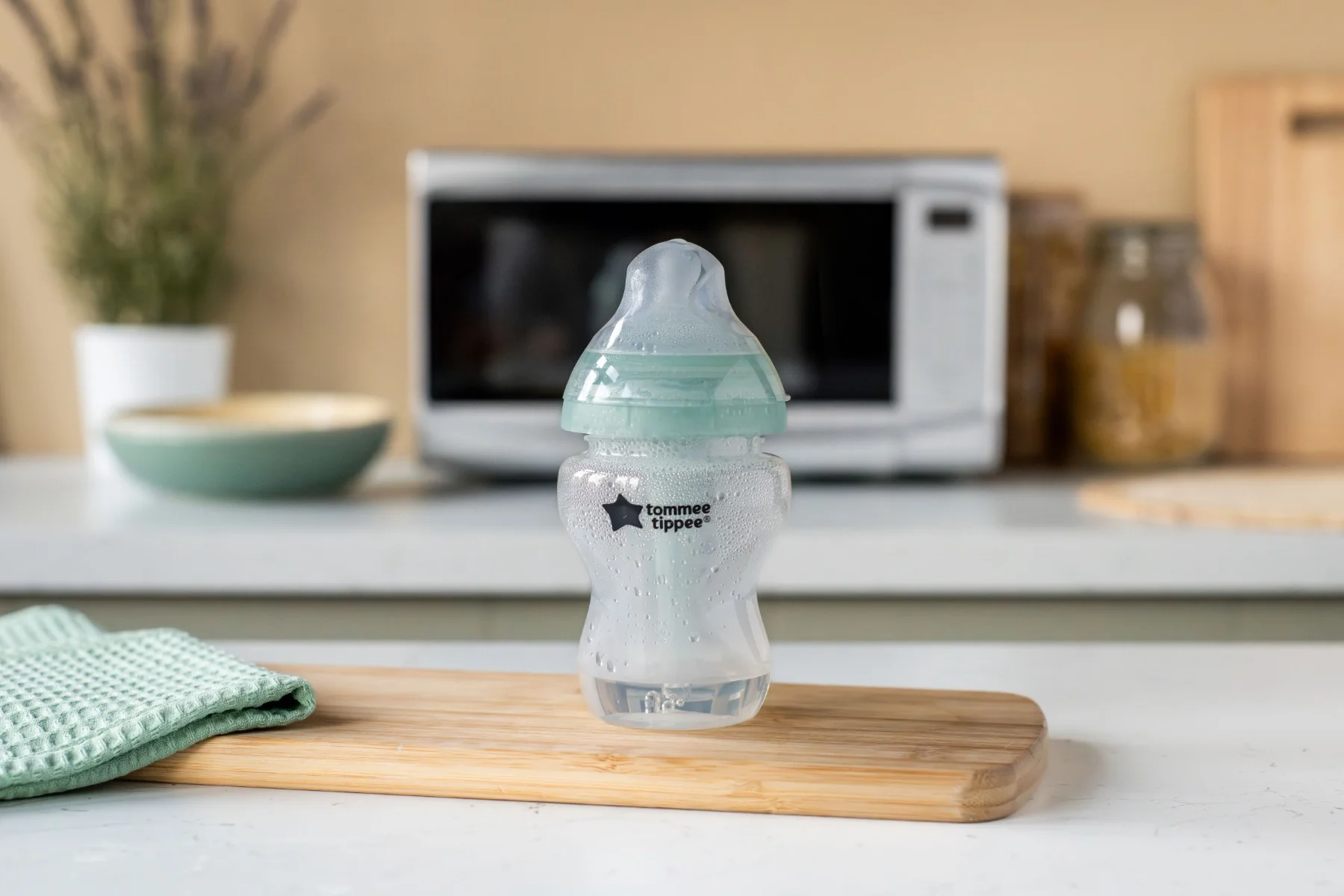 Tommee Tippee ADVANCED ANTI-COLIC Samosterilizačná Dojčenská Fľaša Pomalý Prietok 260 ml 0m+ 1×1 ks, dojčenská fľaša