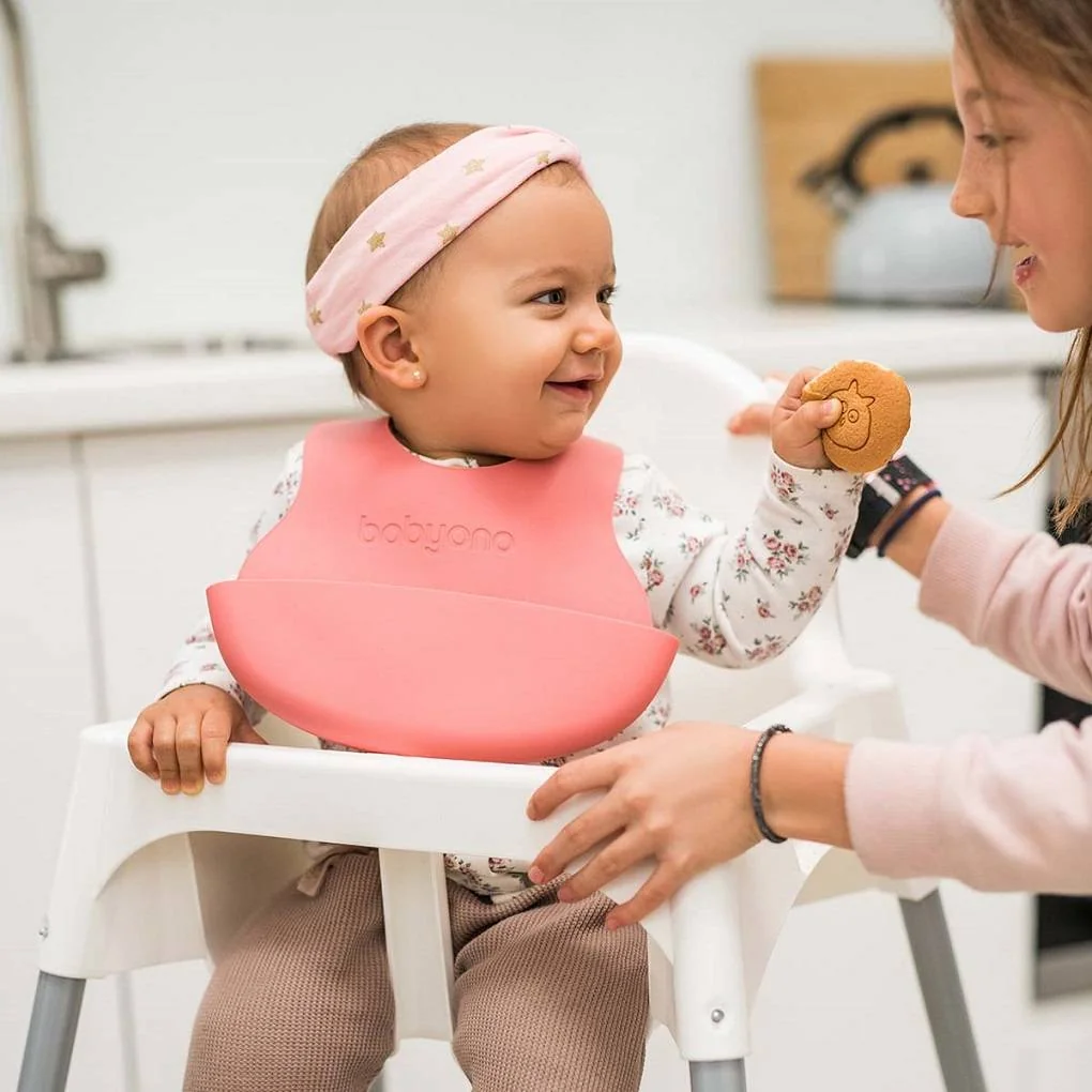 BABYONO Podbradník mäkký plastový s vreckom bez BPA pink 6m+ 1×1 ks, plastový podbradník