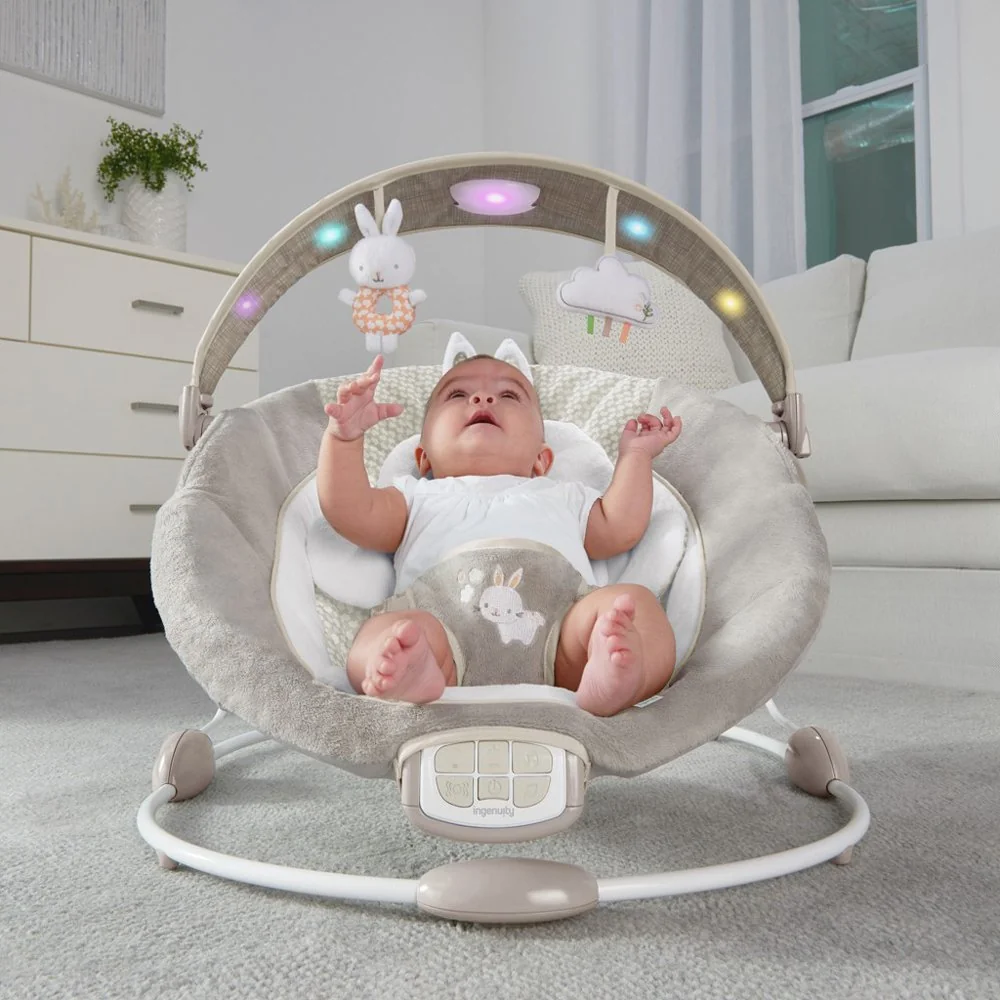 Lehátko vibrujúce s melódiou a svetlom Twinkle Tails™ 0m+ do 9 kg 